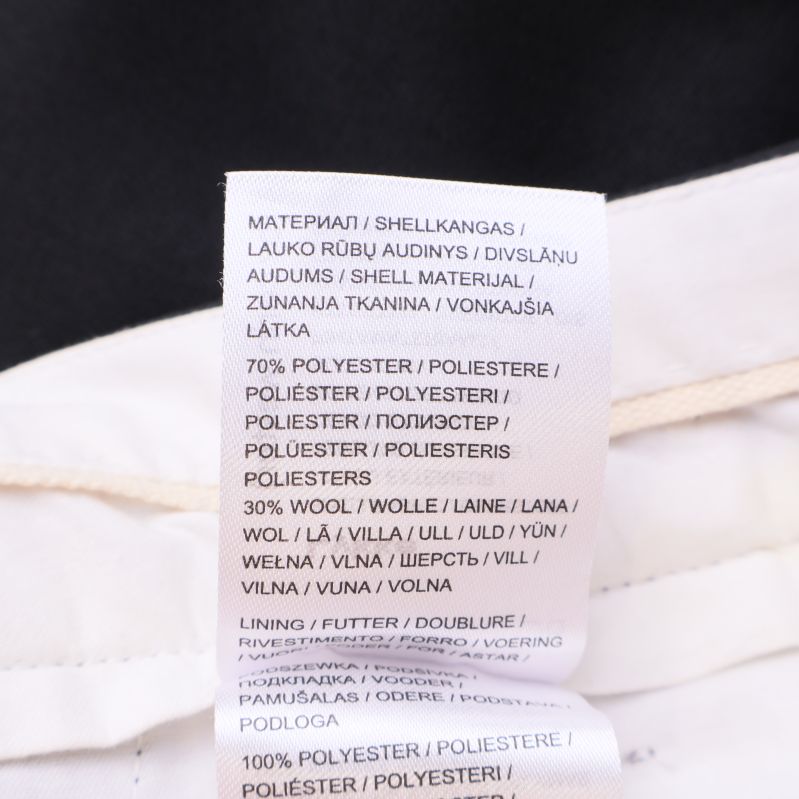 Materialetikett som visar 70% polyester och 30% ull