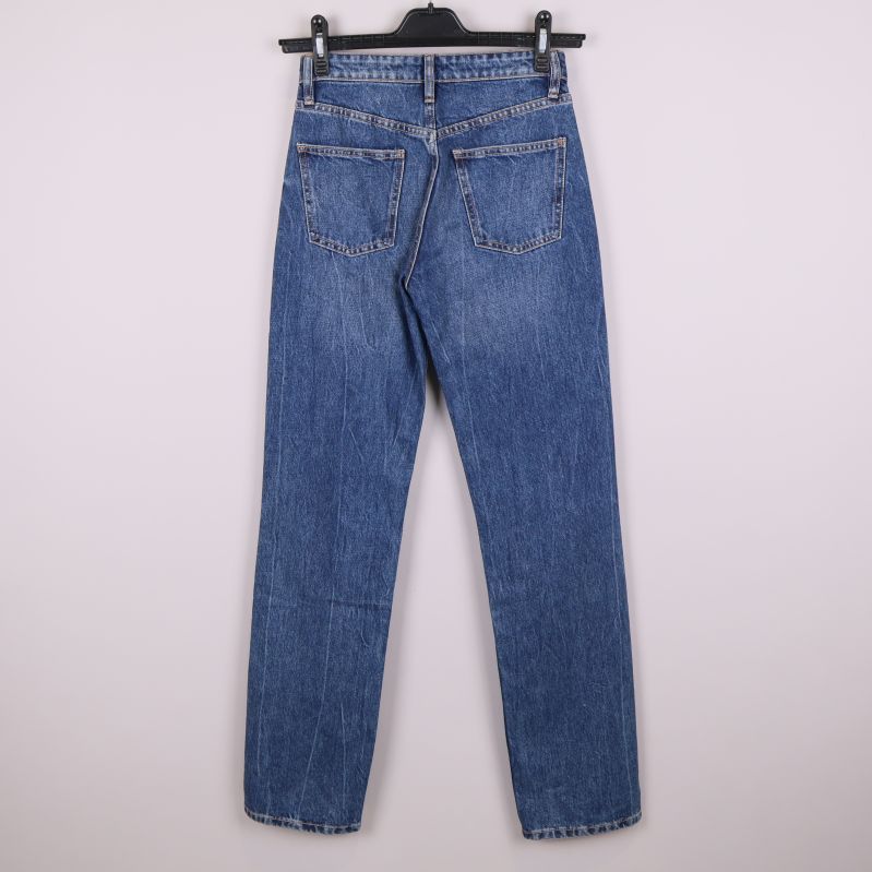Blå raka jeans i helbild bakifrån