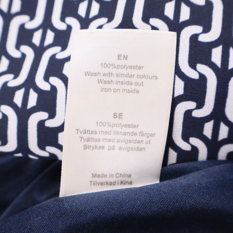 Materiallapp visar 100% polyester på klänning