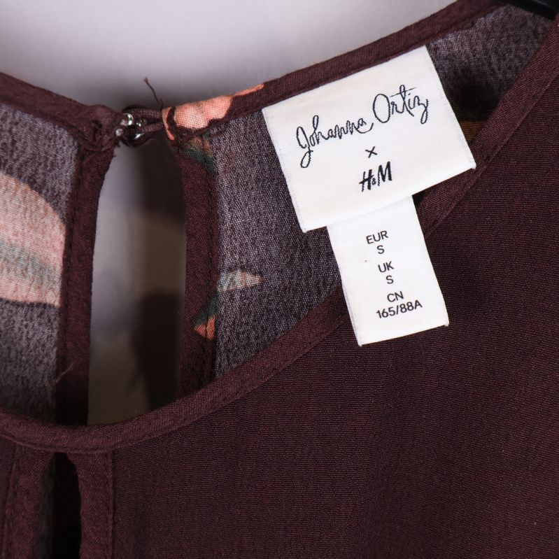 Närbild på etikett Johanna Ortiz x H&M i nacken