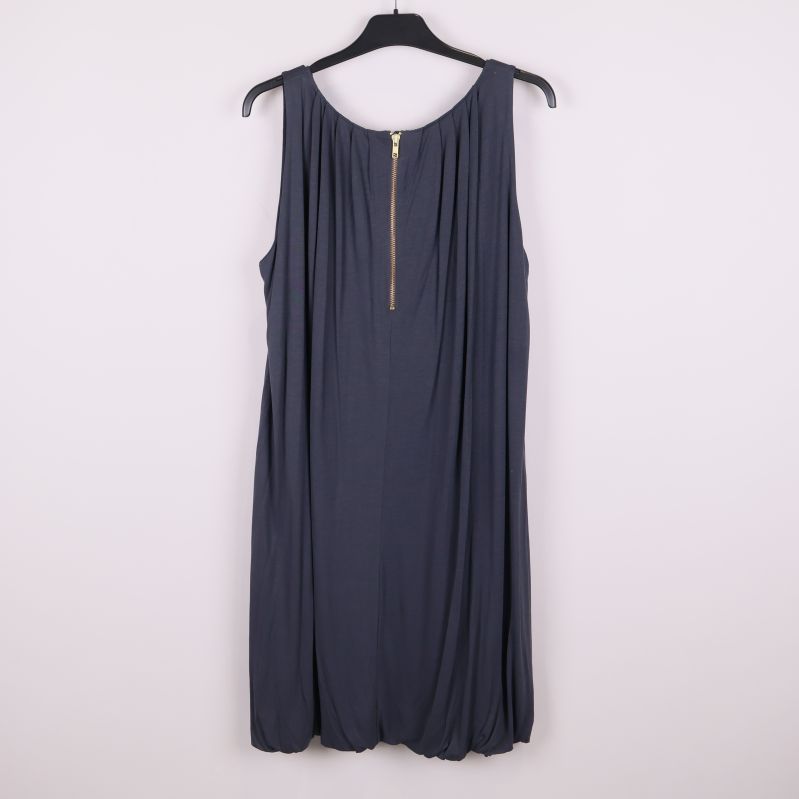 Ärmlös mörk klänning bakifrån med dekorativ dragkedja