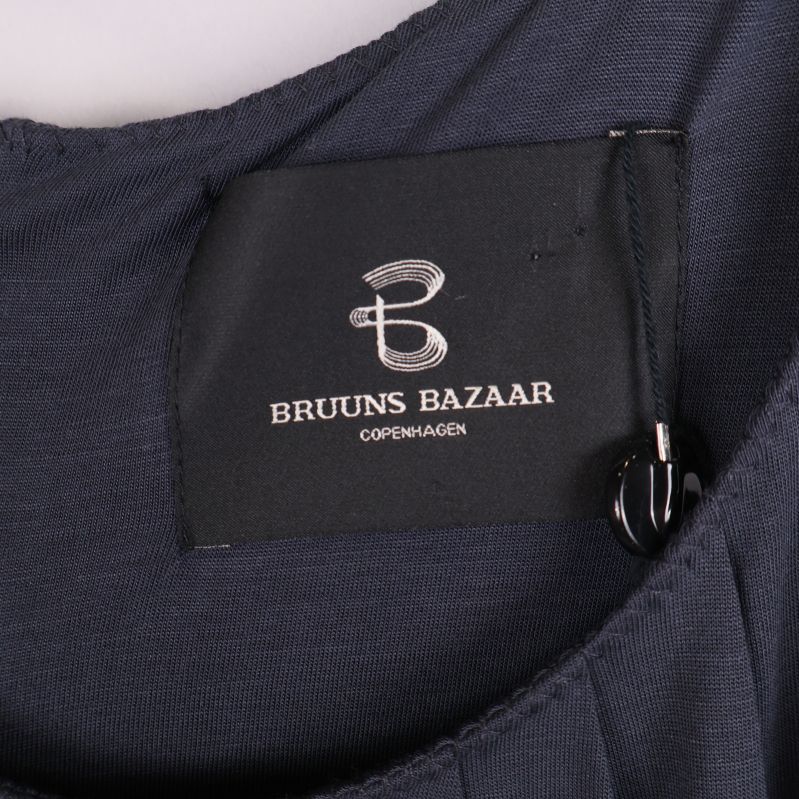 Närbild på svart Bruuns Bazaar-logotyp i nacken