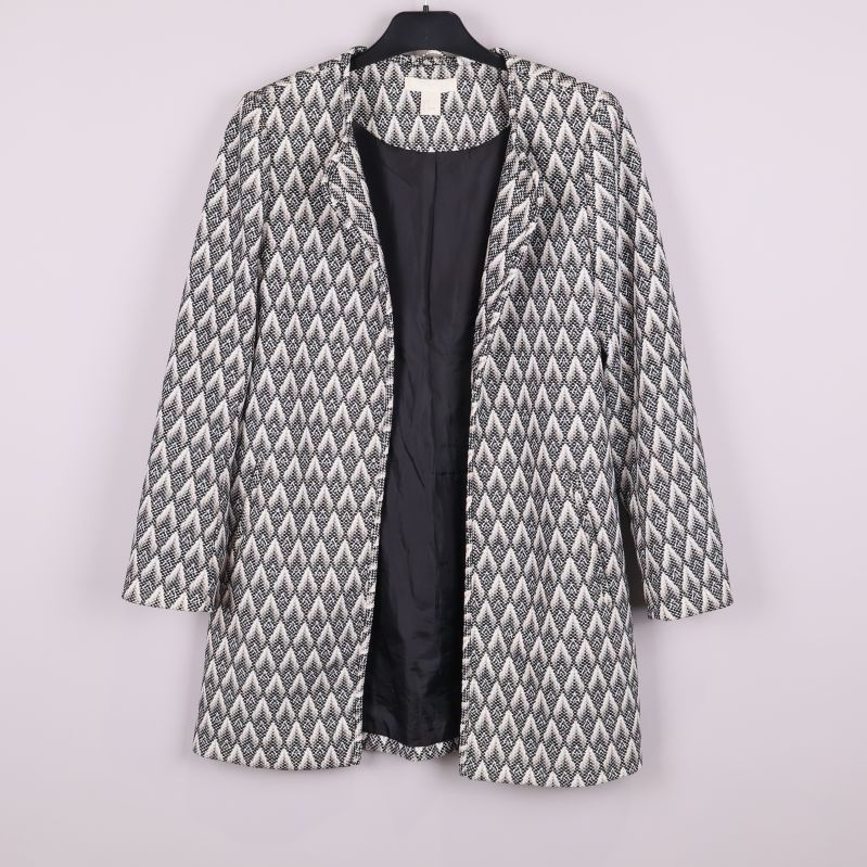 Jacka med grafiskt svartvitt mönster framifrån