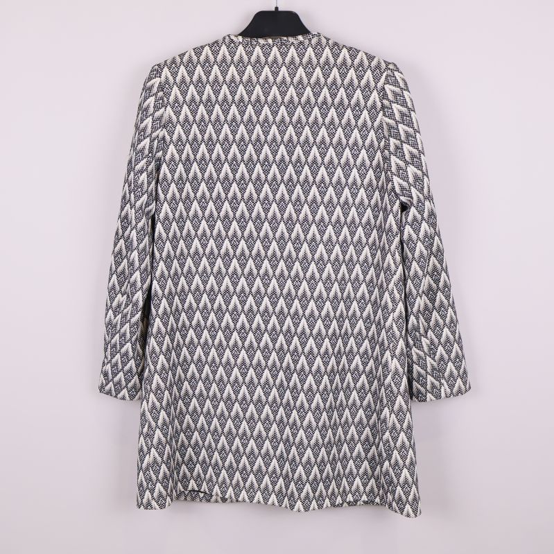 Jacka med grafiskt svartvitt mönster bakifrån