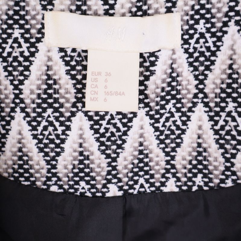 Närbild på storleks- och varumärkestagg på jacka