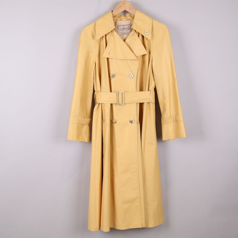 Gul trenchcoat framifrån med bälte