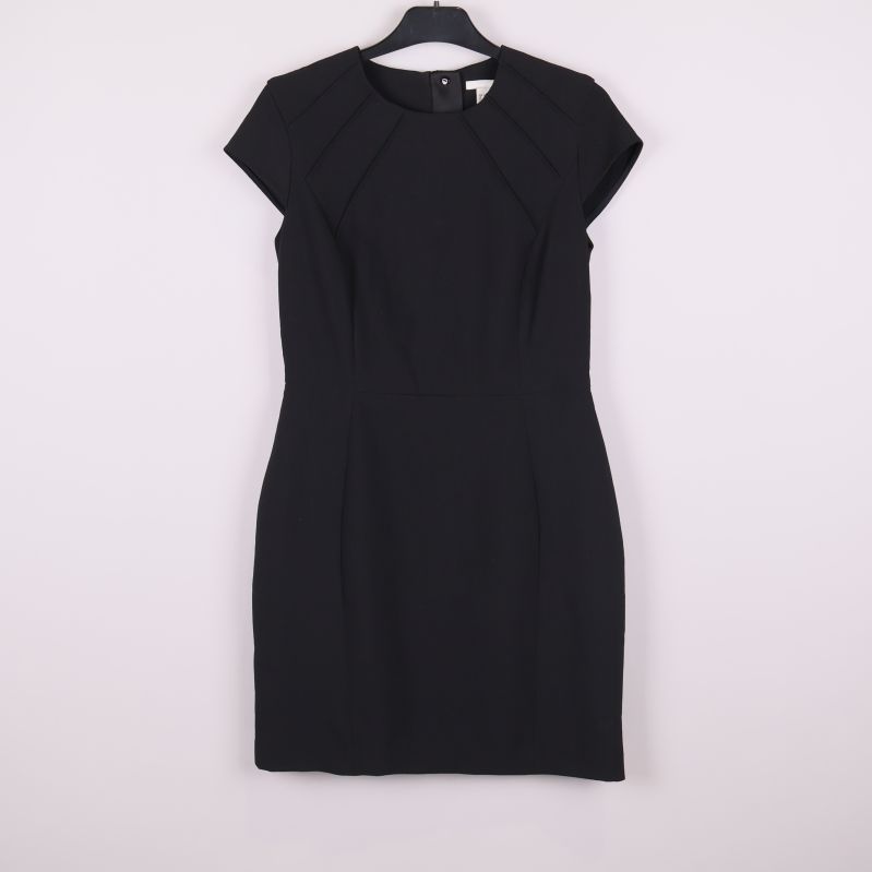 Svart klänning med korta ärmar och figursydd silhuett