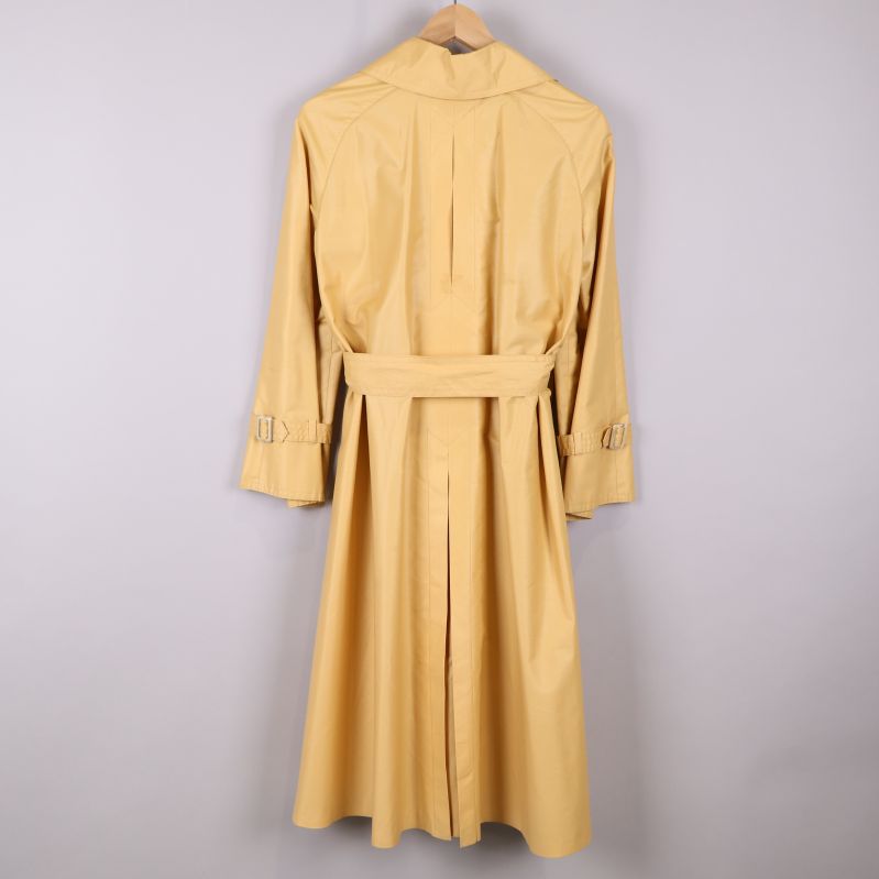 Gul trenchcoat bakifrån med bälte