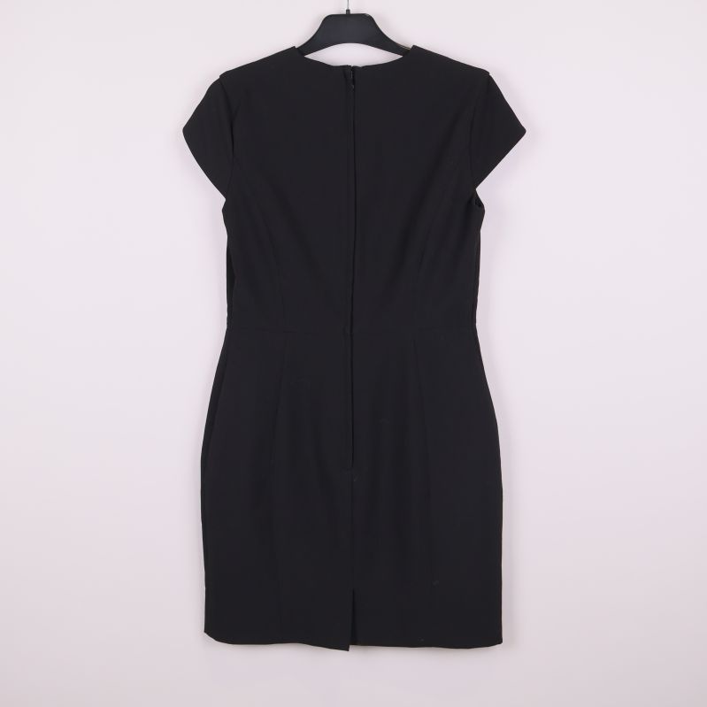 Svart klänning bakifrån med synlig dragkedja