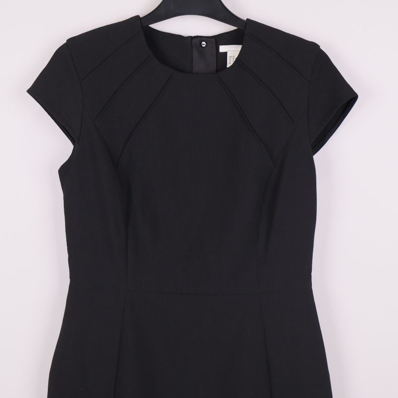 Övre delen av svart klänning med rund halsringning