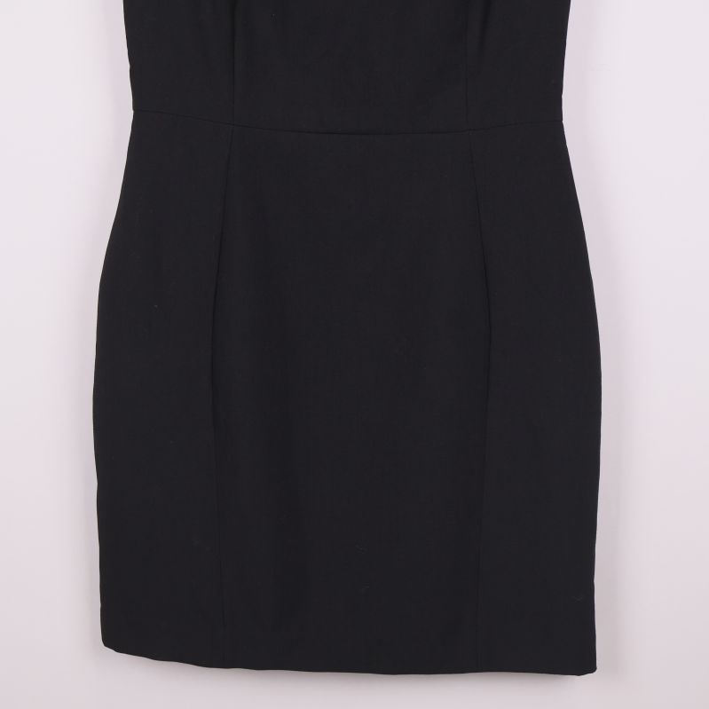 Nedre delen av figursydd svart klänning