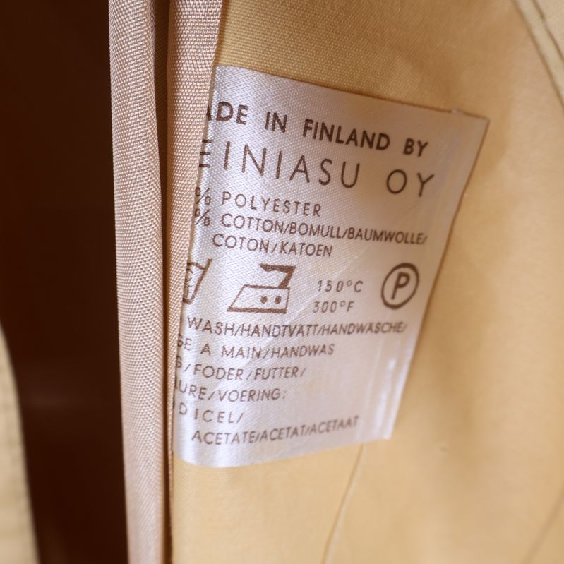 Trenchcoatens materialetikett