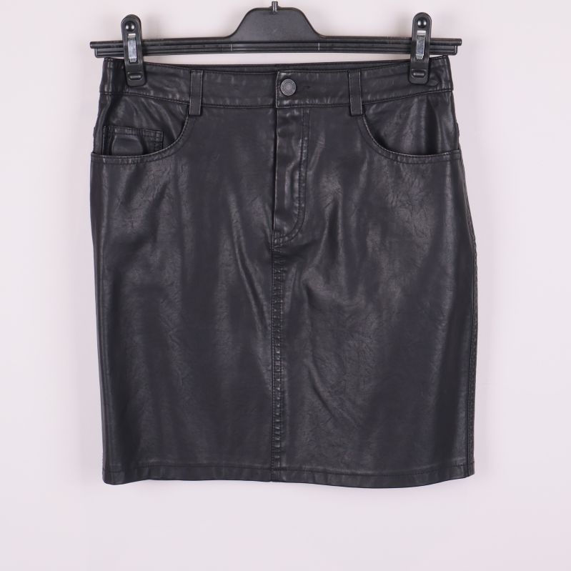 Framifrån svart kjol i skinnimitation med fickor