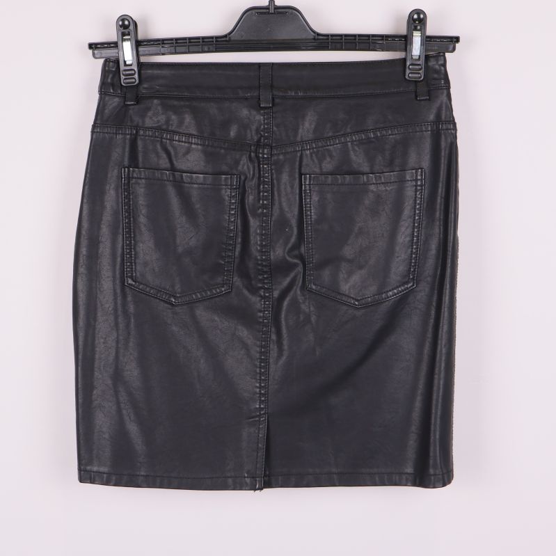 Baksidan av svart kjol med bakfickor i skinnimitation