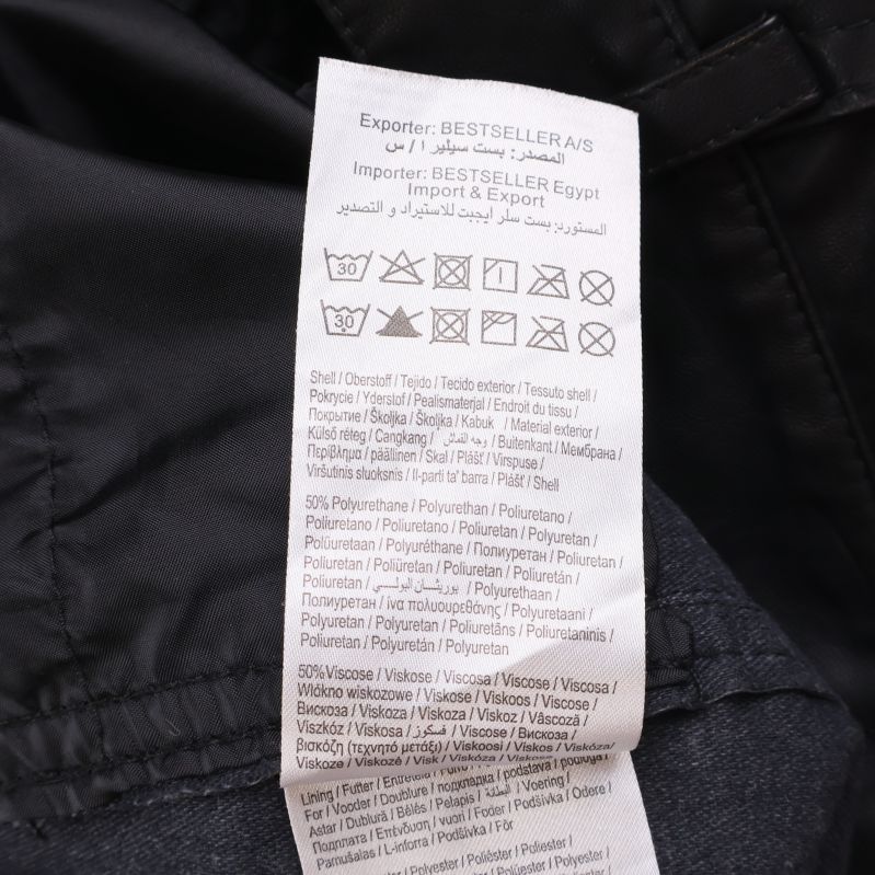 Materiallapp med tvättråd och materialinnehåll från insidan