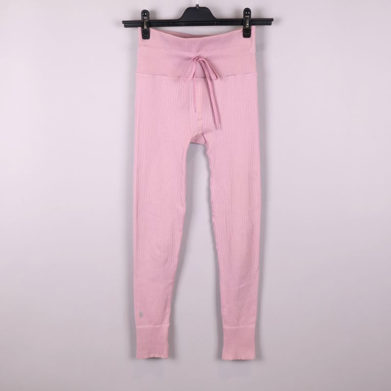 Ljusrosa ribbade leggings framifrån 