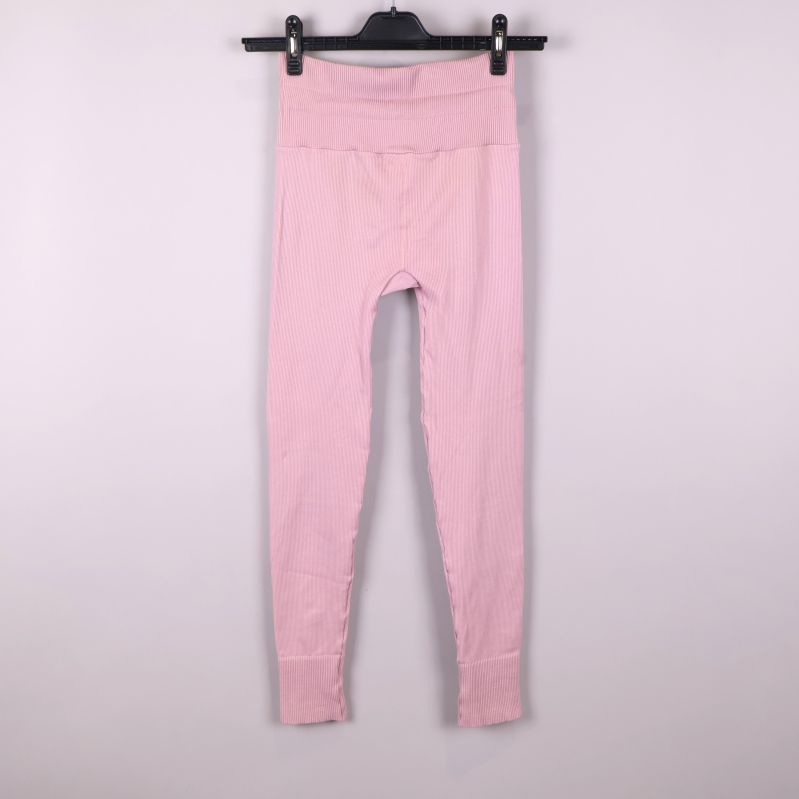 Ljusrosa ribbade leggings bakifrån 