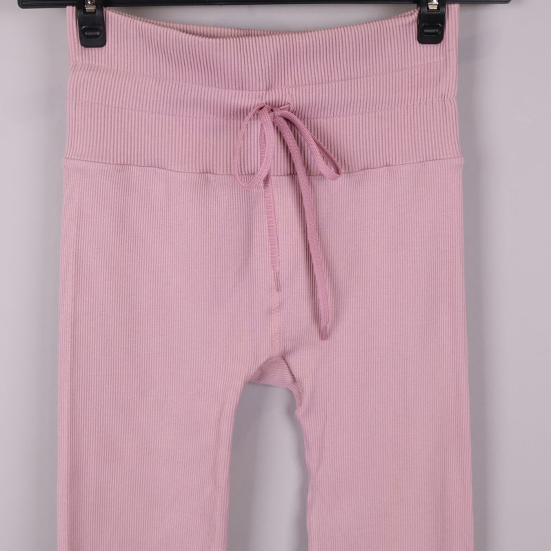 Detaljbild på midja och knytband i ljusrosa leggings