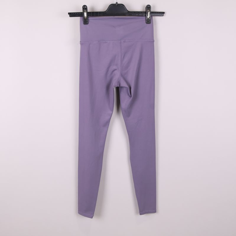 Lila leggings baksida i full längd 