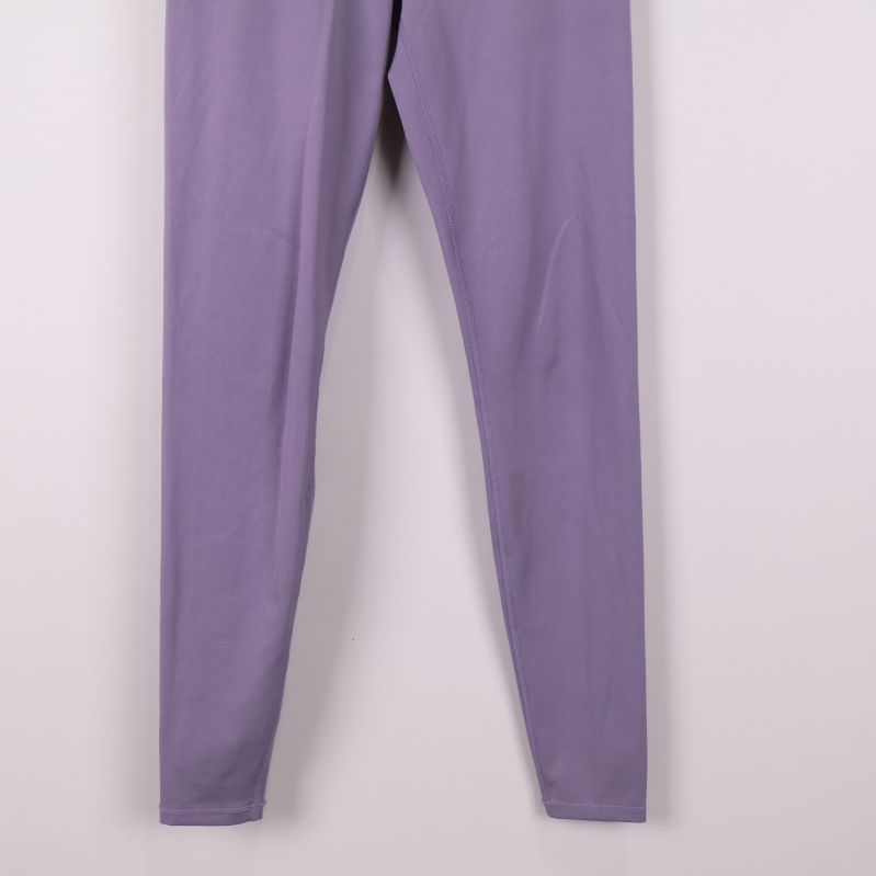 Nedre del av lila leggings med raka ben