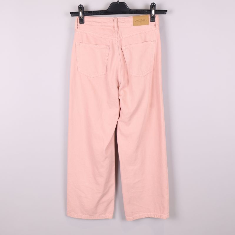 Baksida av rosa jeans med fickor