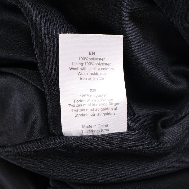 Materiallapp med information om 100% polyester och foder