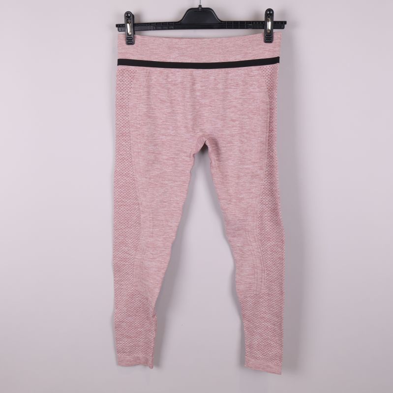Baksidan av rosa leggings med svart detalj vid midjan