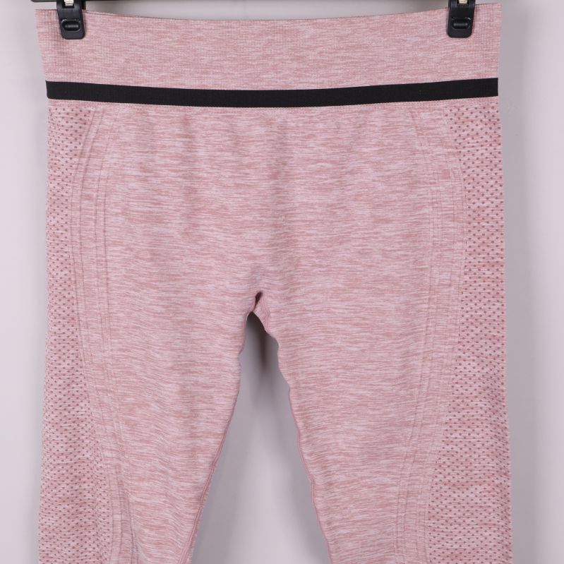 Närbild på leggingsens midja och texturdetaljer