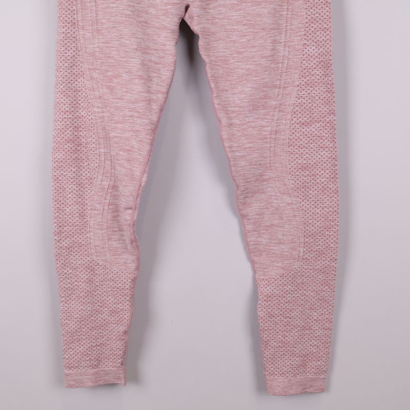 Närbild nedre delen av rosa leggings med prickig struktur