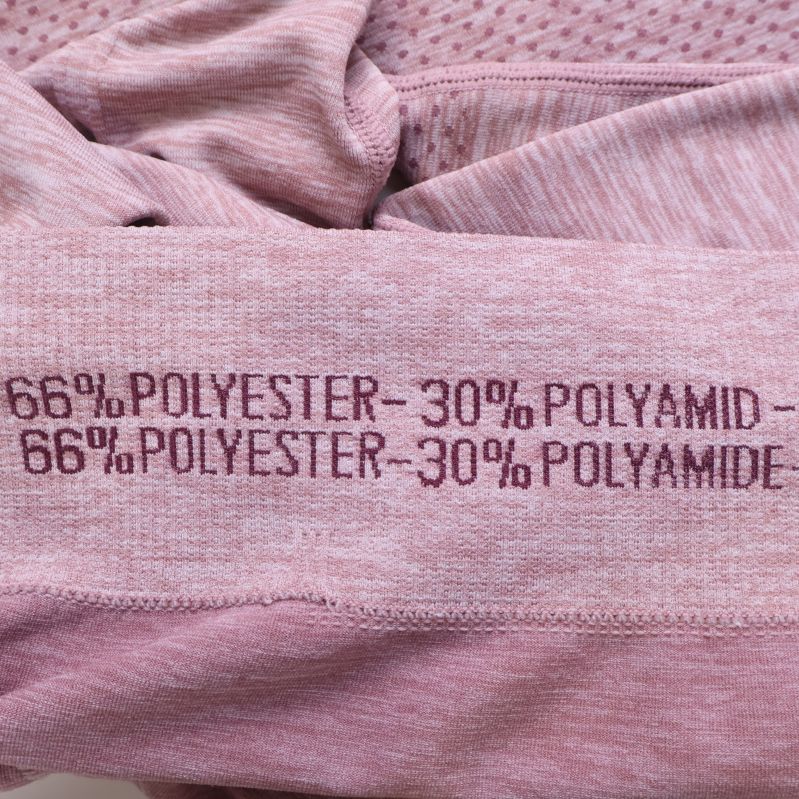 Materialetikett visar 66% polyester, 30% polyamid