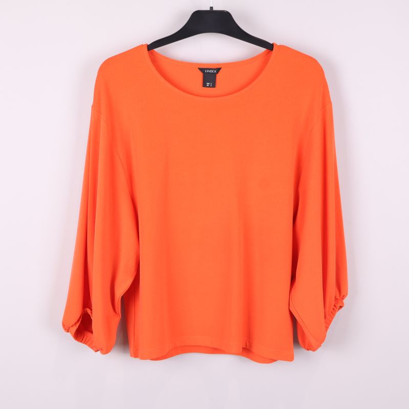Orange topp med vida ärmar framifrån 