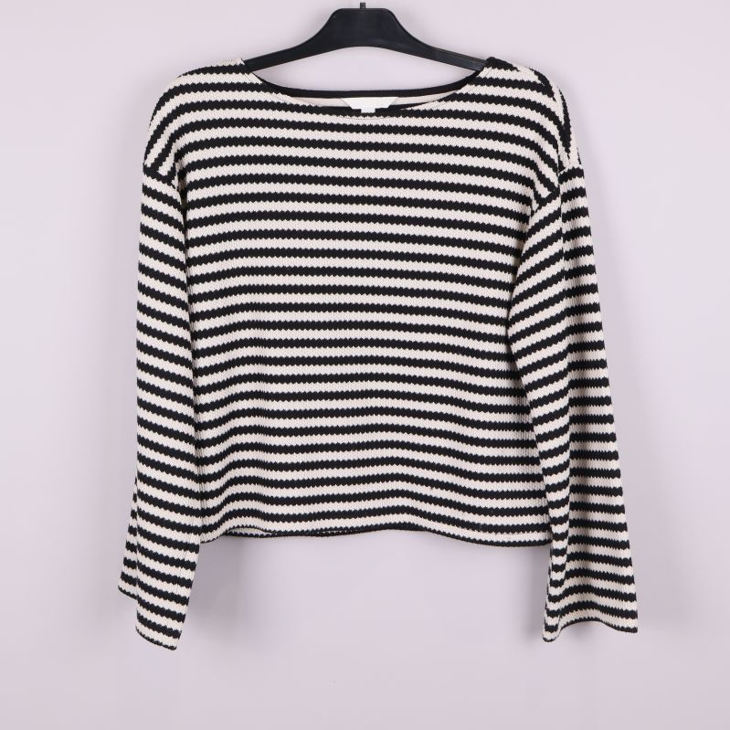 Stickad tröja med svarta och vita horisontella ränder framifrån