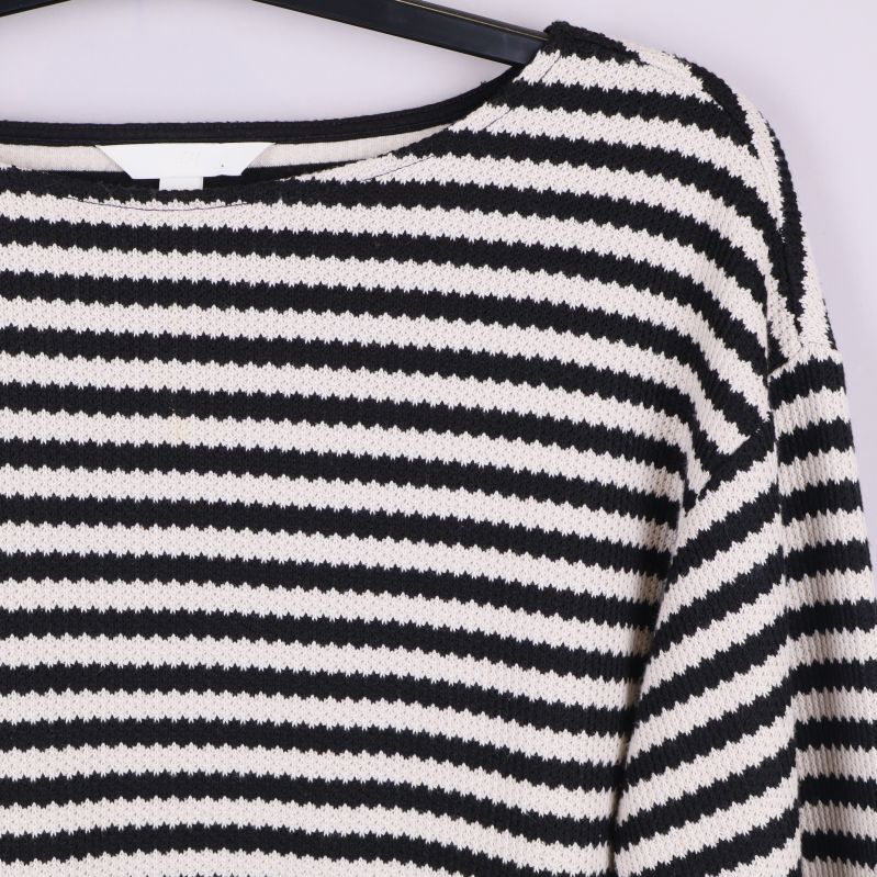 Närbild på tröjans halsringning och randigt mönster