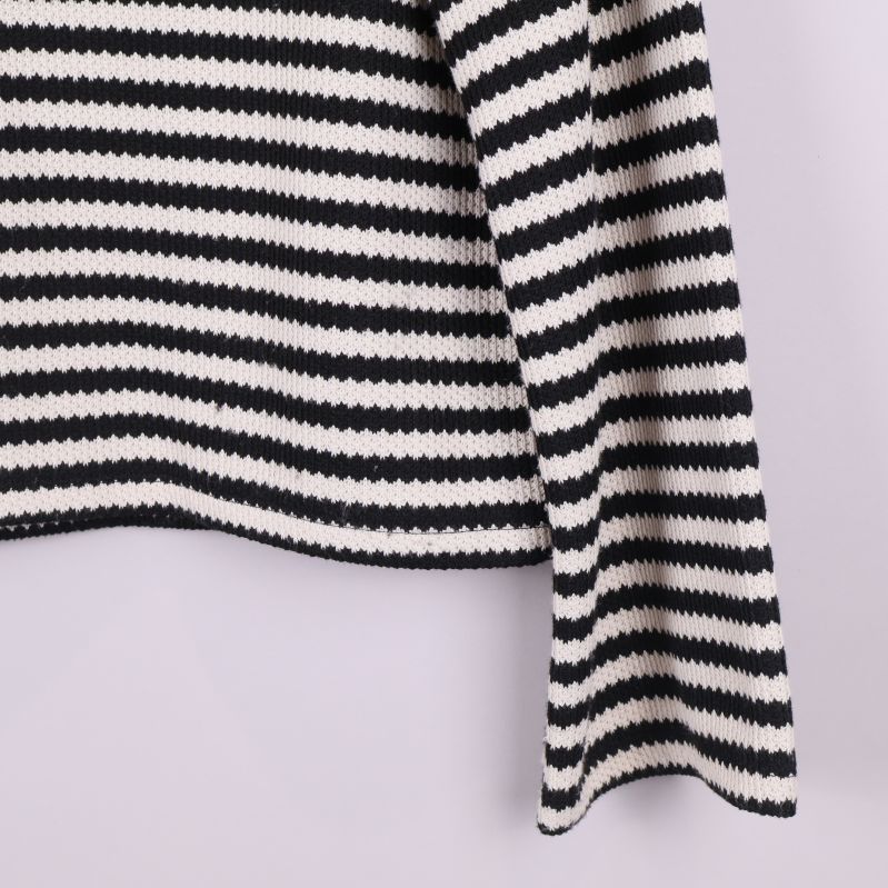 Närbild på tröjans ärmslut och randig design