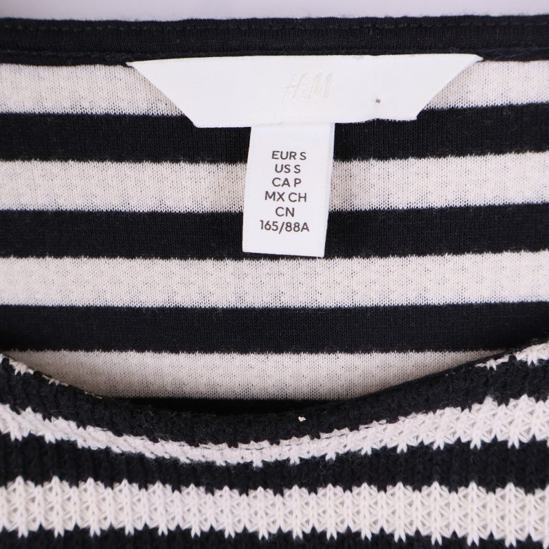 Storleksetikett i tröjans krage visar EUR S