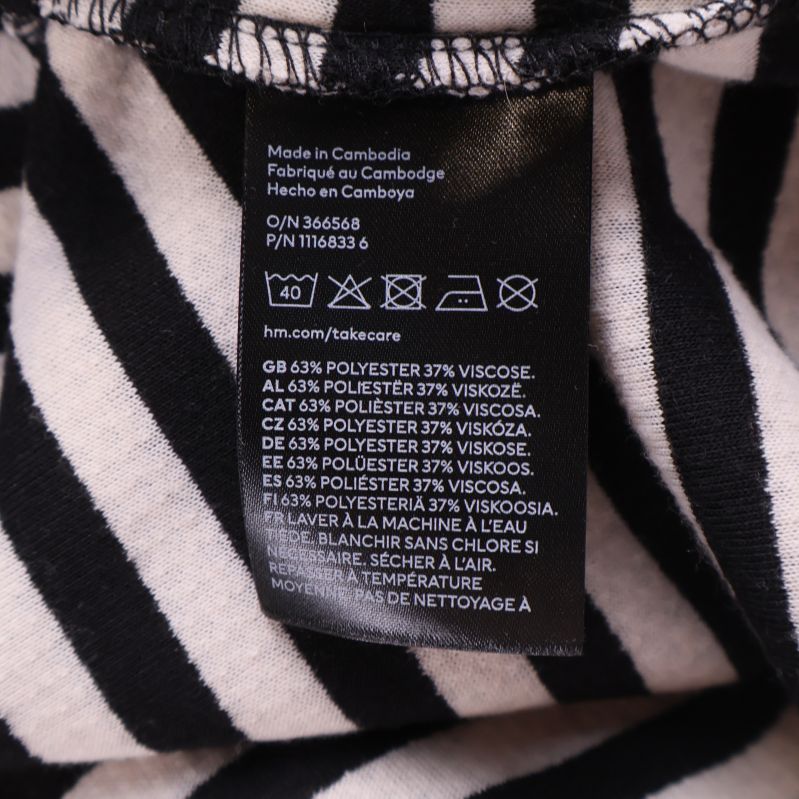 Material- och tvättetikett med materialinformation för tröjan