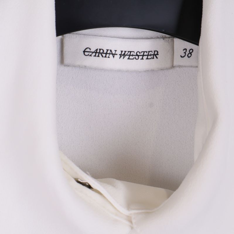 Närbild på Carin Wester-märke och storlek 38 i kragen