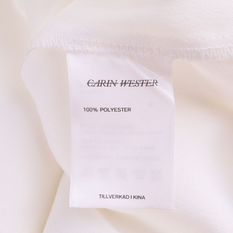 Materiallapp med texten 100% polyester från Carin Wester