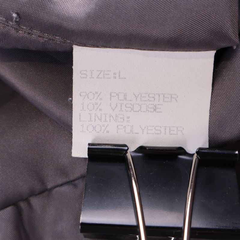 Materialetikett med text om polyester och viskos