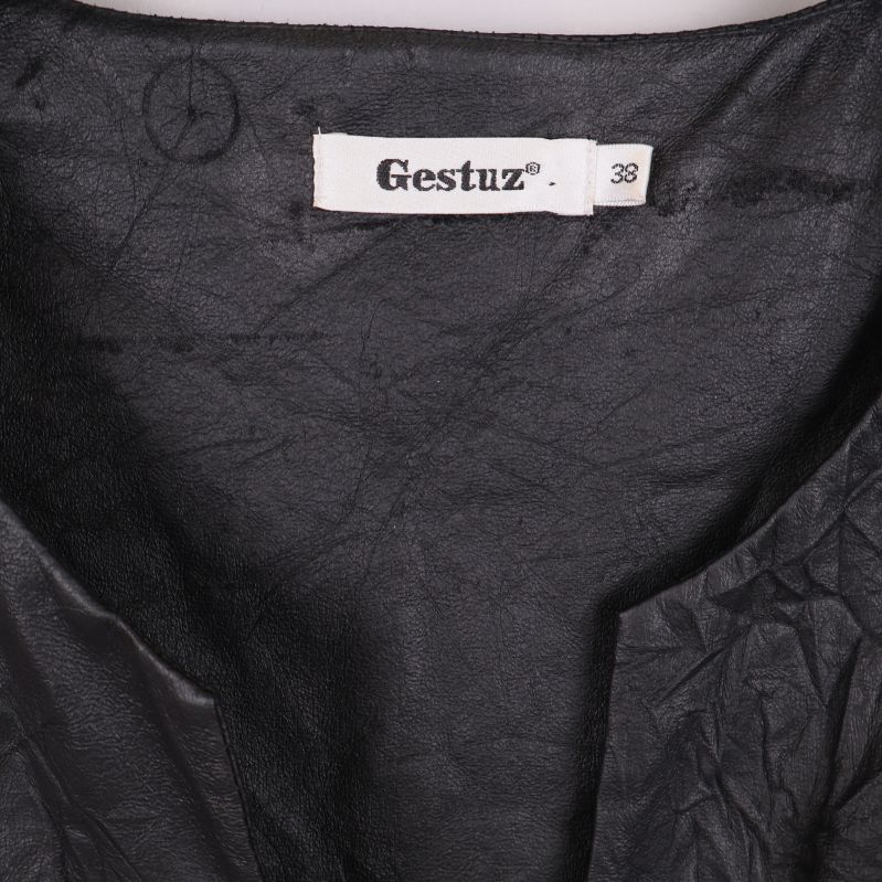 Närbild på Gestuz-etikett och storlek 38 i klänningskragen