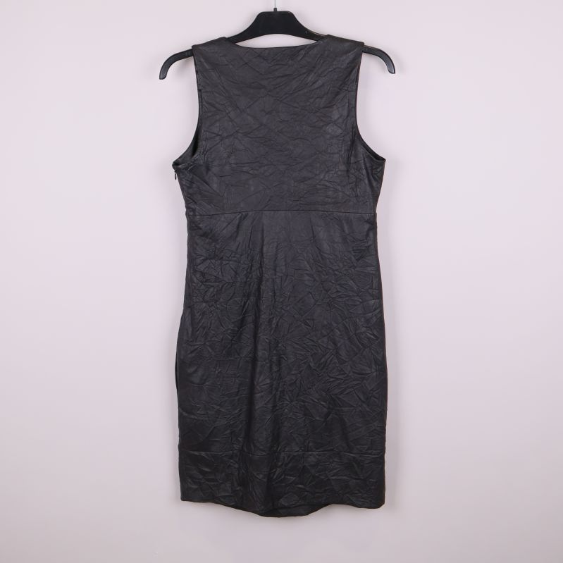 Baksidan av svart ärmlös klänning