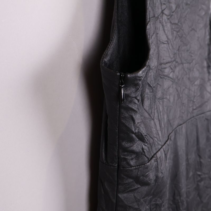 Närbild på klänningens sidosöm och dold dragkedja