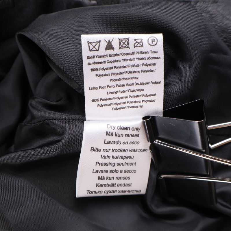 Material- och tvättetikett i svart klänning