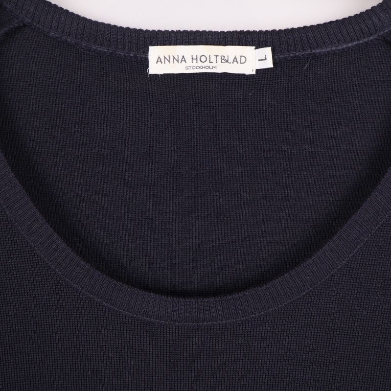 Närbild på Anna Holtblad-märket i kragen