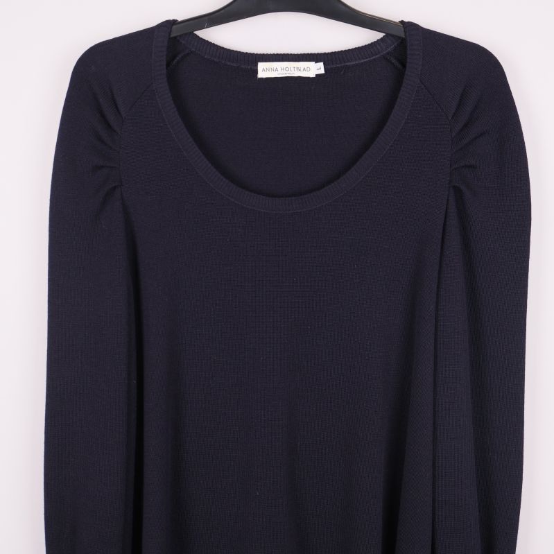 Övre delen av mörkblå stickad klänning med rynkade axlar