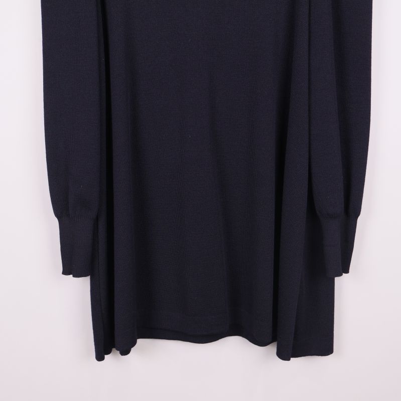 Nedre delen och muddar på mörkblå stickad klänning