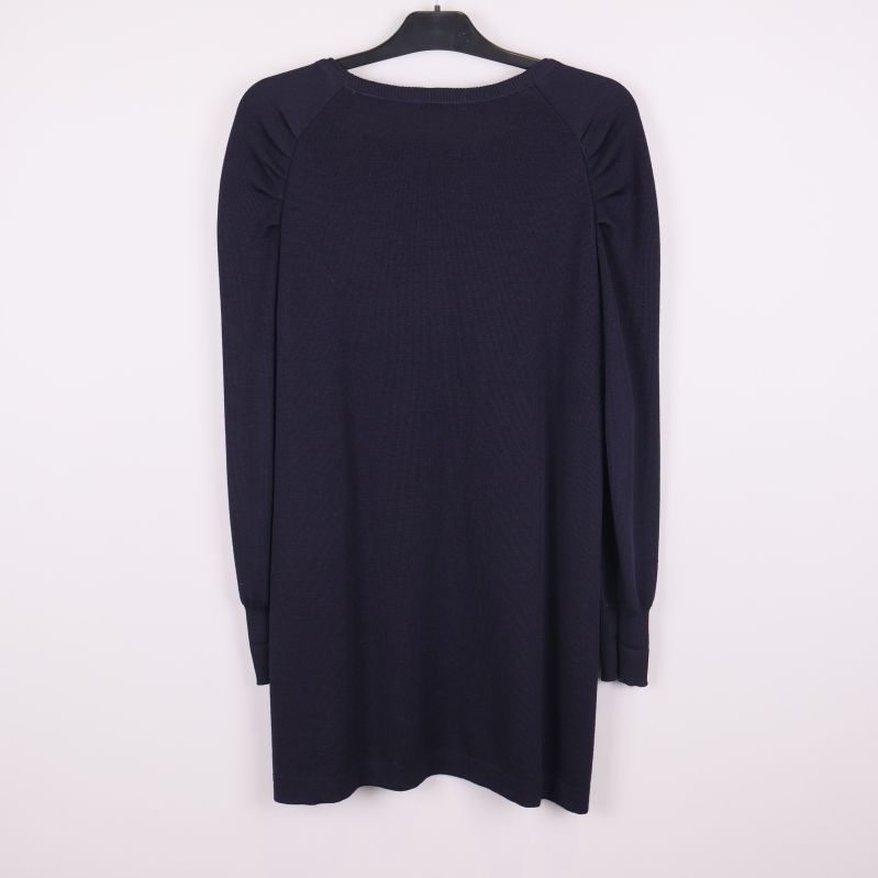 Baksidan av mörkblå stickad klänning med lång ärm