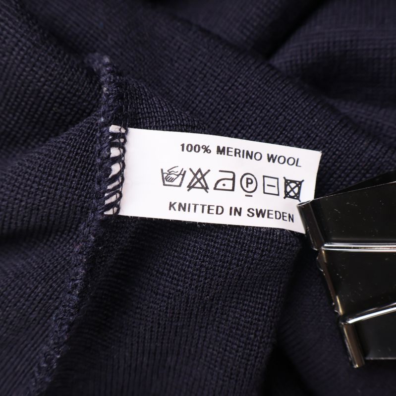 Materialetikett med texten 100% merinoull knitted in Sweden