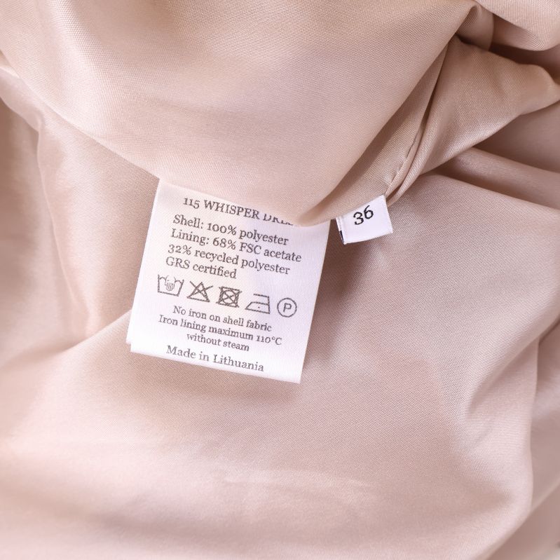 Materialetikett som visar polyester och acetat