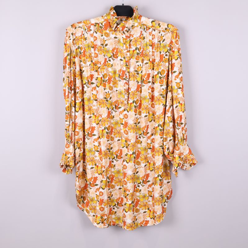 Lång blommig skjortklänning med volangkrage framifrån